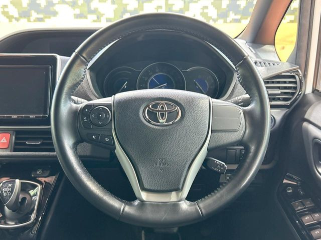 【純正革巻きステアリング】上質な革を使用することで、手にしっかり馴染みとても運転しやすいハンドルです♪