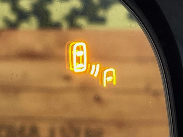 【ブラインドスポットワーニング】走行中、ドアミラーの死角になりやすい箇所に後続車が接近するとサイドミラー付近に警告を表示、ドライバーに注意喚起をしてくれます。