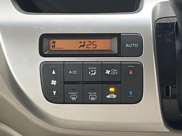 【オートエアコン】一度お好みの温度に設定すれば、車内の温度を検知し風量や温度を自動で調整。暑い&hellip;寒い&hellip;と何度もスイッチ操作をする必要はありません。快適な車内空間には必須の機能ですね♪