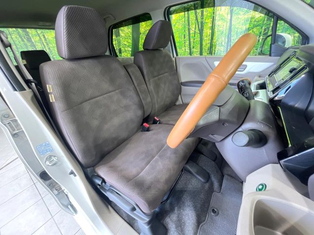 運転席シート廻りは使用感も少なく、良好な状態となっています。丁寧に使われていたことがよくわかりますね。