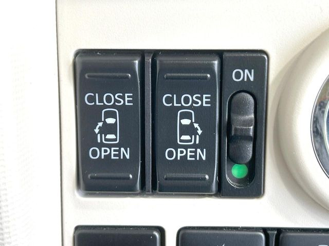 【両側パワースライドドア】スマートキーや運転席のスイッチで後席両側スライドドアの開閉が可能♪電動だから力を入れてドアを開ける必要が無く、小さなお子様でも簡単に開け閉めでき快適です♪