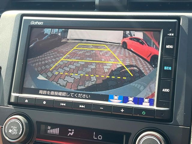 【バックカメラ】駐車時に後方がリアルタイム映像で確認できます。大型商業施設や立体駐車場での駐車時や、夜間のバック時に大活躍!運転スキルに関わらず、今や必須となった装備のひとつです!