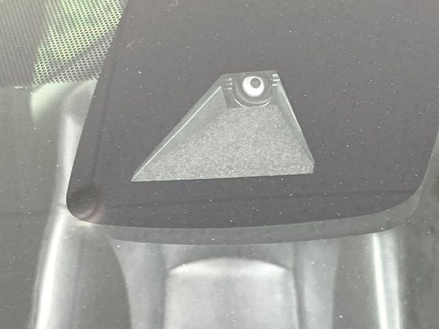 【トヨタセーフティセンス】走行中に前方の車両等を認識し、衝突しそうな時は警報とブレーキで衝突回避と被害軽減をアシスト。より安全にドライブをお楽しみいただけます。
