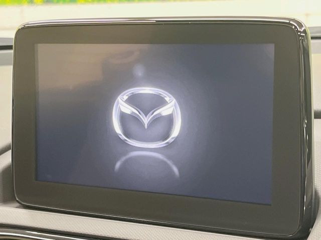 【マツダコネクト】車内の雰囲気にマッチした一体型タイプのディスプレイ。各種車輌設定やBluetooth再生等、様々な機能が楽しめます。専用SDカードのご購入で、ナビ機能も使用出来ます。