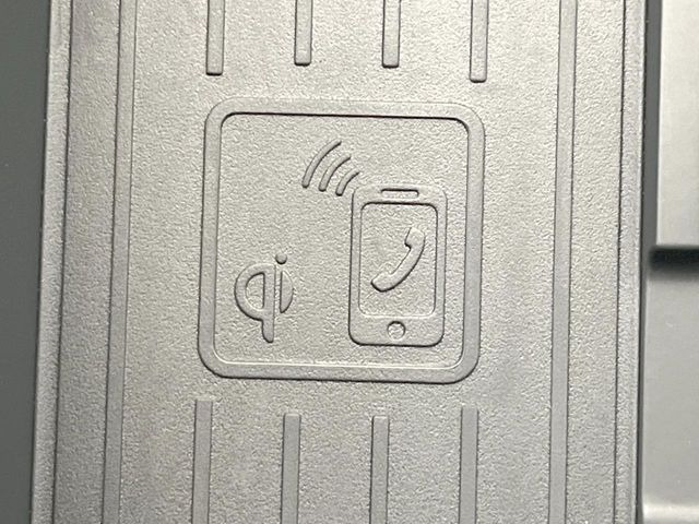 ●置くだけ充電:対応スマートフォンを置くだけでワイヤレスでの充電が可能です!