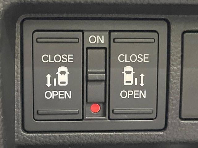 【両側パワースライドドア】スマートキーや運転席のスイッチで後席両側スライドドアの開閉が可能♪電動だから力を入れてドアを開ける必要が無く、小さなお子様でも簡単に開け閉めでき快適です♪