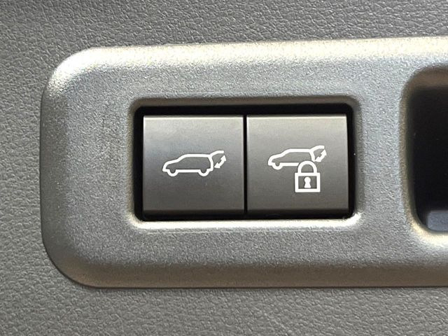 【パワーバックドア】スマートキーや運転席のボタンを押すだけでリアゲートが自動で開閉します!荷物を持っている時や、高い位置にあるバックドアを閉める際に便利な機能です♪