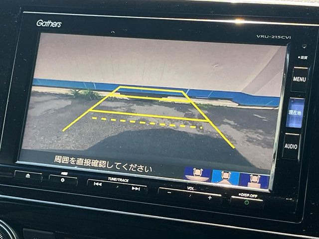 【バックカメラ】駐車時に後方がリアルタイム映像で確認できます。大型商業施設や立体駐車場での駐車時や、夜間のバック時に大活躍!運転スキルに関わらず、今や必須となった装備のひとつです!