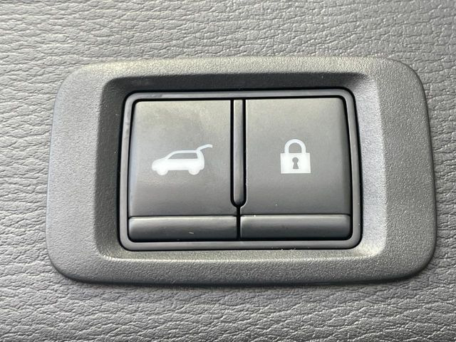 【パワーバックドア】スマートキーや運転席のボタンを押すだけでリアゲートが自動で開閉します!荷物を持っている時や、高い位置にあるバックドアを閉める際に便利な機能です♪