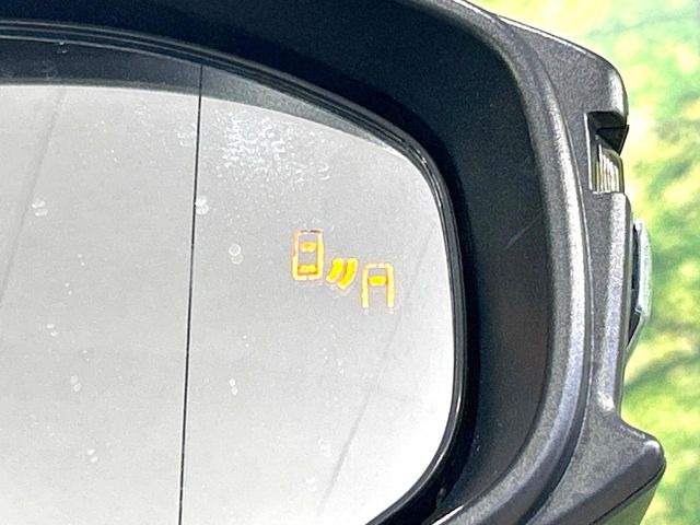 【ブラインドスポットモニター】走行中、ドアミラーの死角になりやすい箇所に後続車が接近するとサイドミラーのレンズに警告を表示!ドライバーに注意喚起をしてくれます。