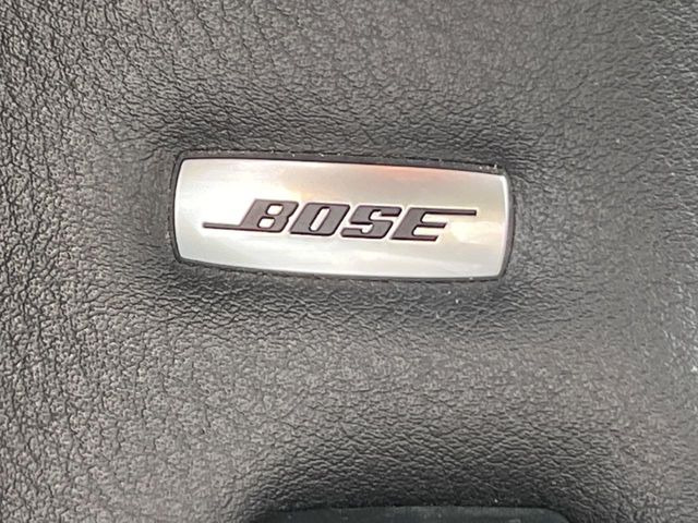 【BOSEサウンドシステム】メーカーオプションの高品位サウンドシステムを搭載。専用のチューニングが施された大小様々なスピーカーから良質なサウンドが奏でられ、臨場感あふれる音響空間を演出します。