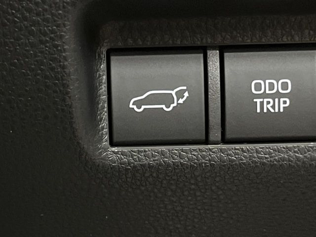 【パワーバックドア】スマートキーや運転席のボタンを押すだけでリアゲートが自動で開閉します!荷物を持っている時や、高い位置にあるバックドアを閉める際に便利な機能です♪