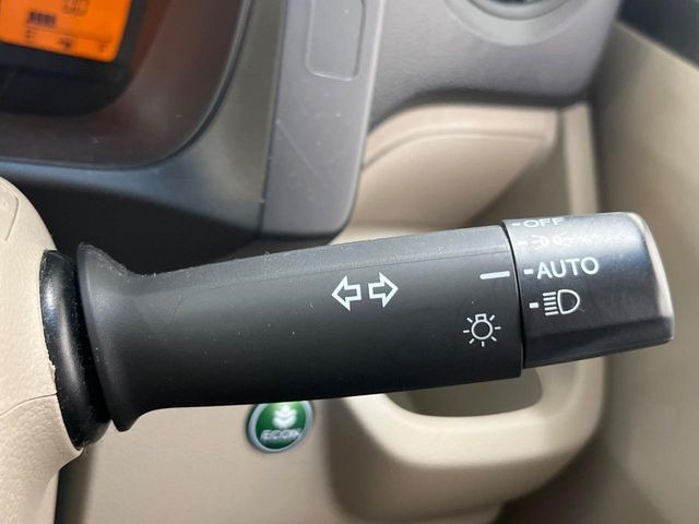 【オートライト】周りの明るさに応じて自動でヘッドライトの点灯・消灯ができる機能です!ライトの付け忘れ・消し忘れなどが無くなり、雨の日や夕方の走行も安心!トンネル通過時も便利ですね