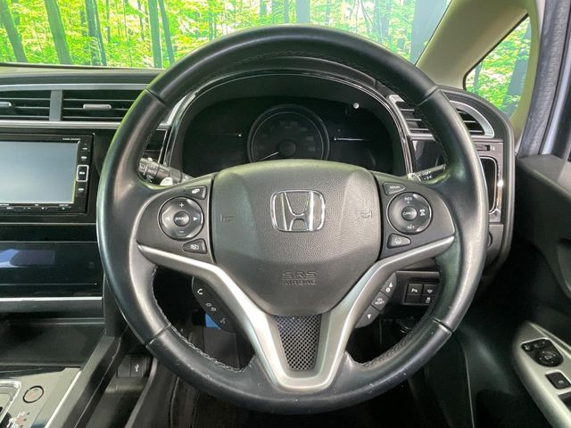 �C���e���A�ɍ��킹���f�U�C���̃X�e�A�����O�́A�^�]�������̂��Ƃ��l���A�^�]���₷���`��A�傫���ł��B�����x�A���ۂɐG���Ă��m���߂��������B