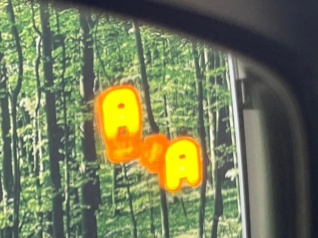 【ブラインドスポットモニタリング】走行中、ドアミラーの死角になりやすい箇所に後続車が接近するとサイドミラー付近に警告を表示、ドライバーに注意喚起をしてくれます。