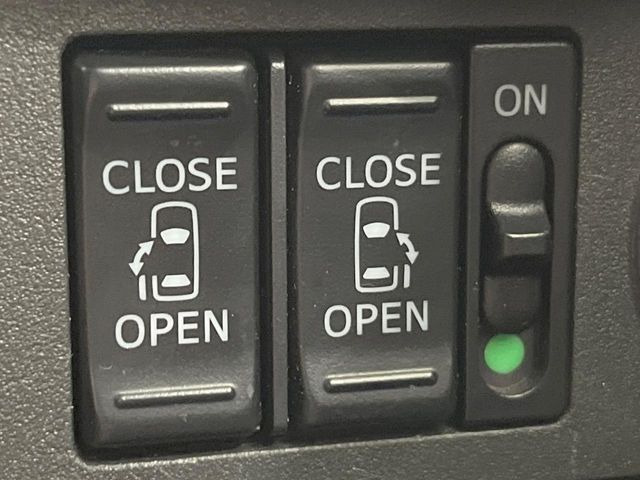 【両側パワースライドドア】スマートキーや運転席のスイッチで後席両側スライドドアの開閉が可能♪電動だから力を入れてドアを開ける必要が無く、小さなお子様でも簡単に開け閉めでき快適です♪