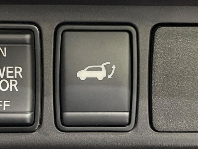 【パワーバックドア】スマートキーや運転席のボタンを押すだけでリアゲートが自動で開閉します!荷物を持っている時や、高い位置にあるバックドアを閉める際に便利な機能です♪