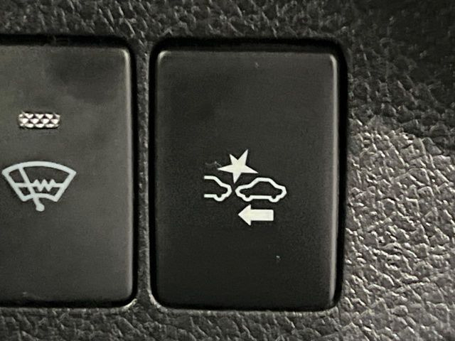 【プリクラッシュセーフティ】前方の車両等を検知し、衝突しそうな時は警報で注意を促し、ブレーキを踏む力をサポート。ブレーキを踏めなかった場合は衝突被害軽減ブレーキが作動、衝突回避をサポートします。