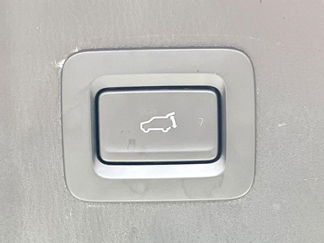 【パワーバックドア】スマートキーや運転席のボタンを押すだけでリアゲートが自動で開閉します!荷物を持っている時や、高い位置にあるバックドアを閉める際に便利な機能です♪