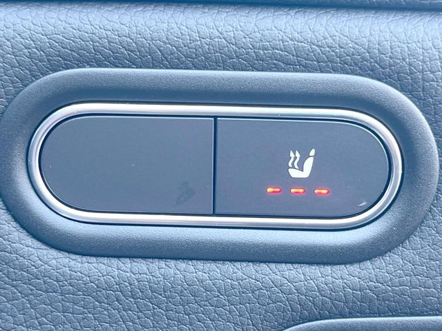 ●フロントシートヒーティング:運転席・助手席共に三段階で調節が可能なシートヒーターを装備しております。季節を問わず快適にご使用いただけます。