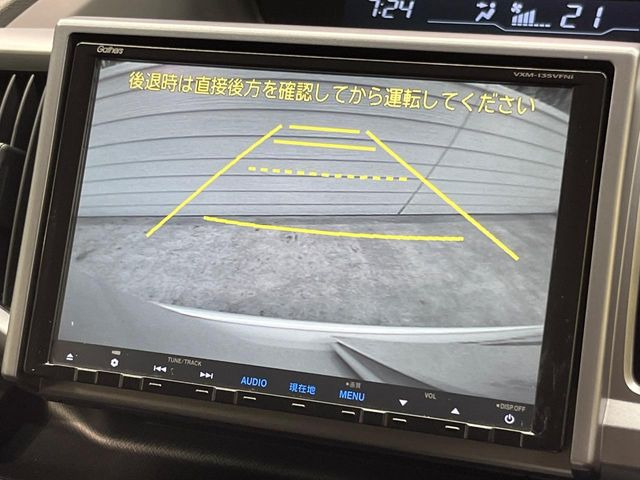 【バックカメラ】駐車時に後方がリアルタイム映像で確認できます。大型商業施設や立体駐車場での駐車時や、夜間のバック時に大活躍!運転スキルに関わらず、今や必須となった装備のひとつです!