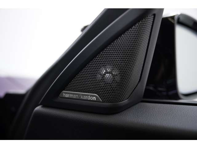 オーディオは世界的に高い評価を受けているHarman Kardonのオーディオシステムが採用されております。低音から高音域までしっかりと音楽を表現しております。何気ない日常のドライブをより豊かにしてくれます。