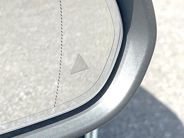 ●ブラインドアシストセンサー:視角からの車を感知し、ドライバーが車線変更を行う際に、警告音と共に注意を促してくれる安全支援機能です!