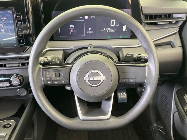 インテリアに合わせたデザインのステアリングは、運転される方のことも考え、運転しやすい形状、大きさです。是非一度、実際に触ってお確かめください。