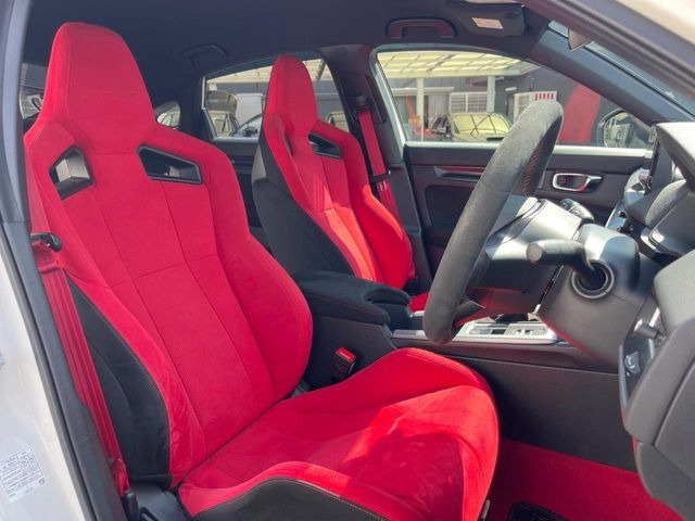 【専用スポーツシート】ホールド性に優れ、カーブ時の体が流れを抑制してくれます。また、体にフィットするから腰や背中が疲れにくく、ロングドライブや高速走行でも快適にお過ごしいただけます♪