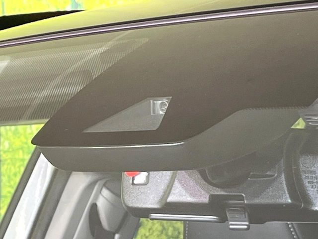 【トヨタセーフティセンス】走行中に前方の車両等を認識し、衝突しそうな時は警報とブレーキで衝突回避と被害軽減をアシスト。より安全にドライブをお楽しみいただけます。