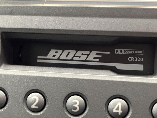【BOSEサウンドシステム】メーカーオプションの高品位サウンドシステムを搭載。専用のチューニングが施された大小様々なスピーカーから良質なサウンドが奏でられ、臨場感あふれる音響空間を演出します。