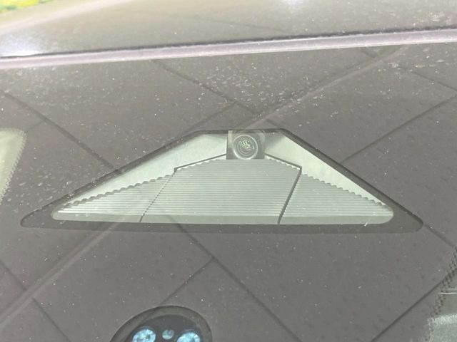 【ホンダセンシング】走行中に前方の車両等を認識し、衝突しそうな時は警報とブレーキで衝突回避と被害軽減をアシスト。より安全にドライブをお楽しみいただけます。