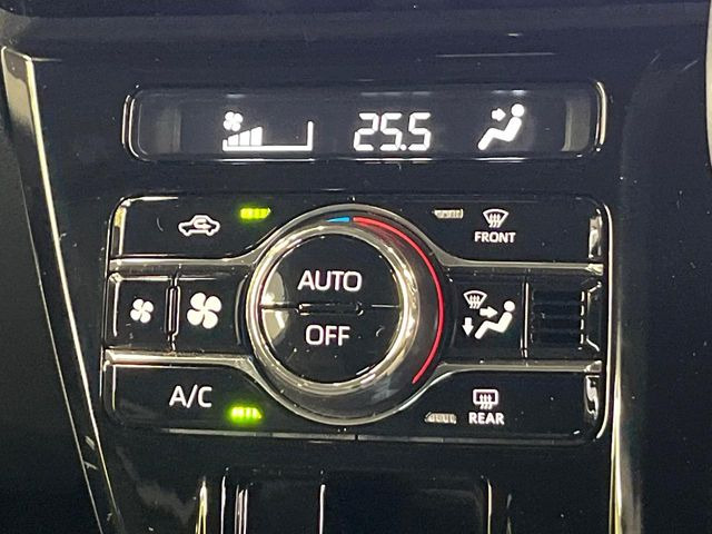【オートエアコン】一度お好みの温度に設定すれば、車内の温度を検知し風量や温度を自動で調整。暑い&hellip;寒い&hellip;と何度もスイッチ操作をする必要はありません。快適な車内空間には必須の機能ですね♪