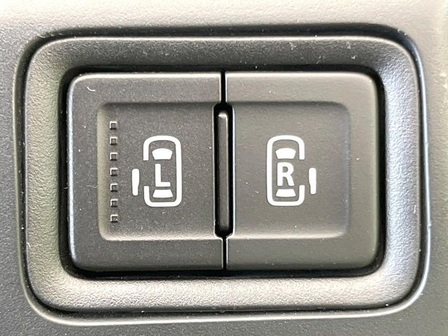 【両側スライドドア】駐車場で隣の車との間隔が狭く乗りにくい時、スライドドアなら安心!ドアオープン時も幅を取らず、開口部が広いので乗り降りがとっても簡単です。大きな荷物の出し入れも後席から可能♪
