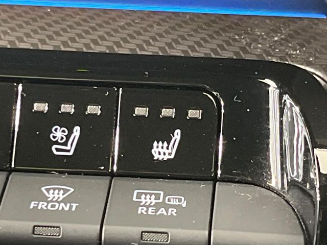 【シートヒーター&ベンチレーション】夏場は涼しい風でお尻や背中の熱やムレを防ぎ、冬はエアコンよりも早く温まってポカポカに!季節を問わず快適に過ごせます。