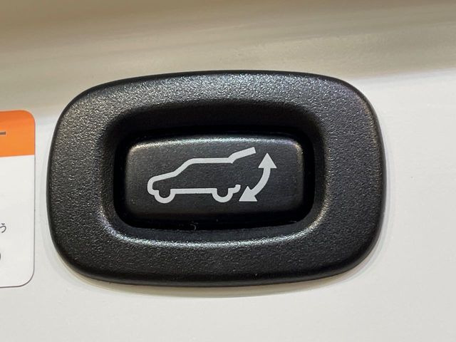 【パワーバックドア】スマートキーや運転席のボタンを押すだけでリアゲートが自動で開閉します!荷物を持っている時や、高い位置にあるバックドアを閉める際に便利な機能です♪