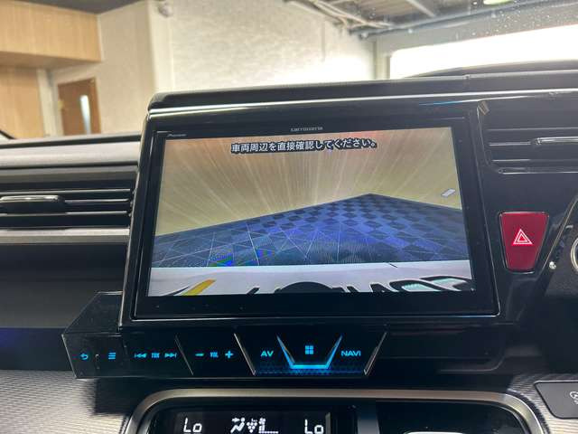 【バックカメラ】運転席から画面上で安全確認ができます。駐車が苦手な方にもオススメな便利機能です。