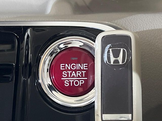 【Hondaスマートキー】カバンやポケットに入れたままでもドアの施錠・解錠が可能なスマートキーを装備。エンジンのオン・オフ時もカギを取り出す必要が無いからとっても便利です♪