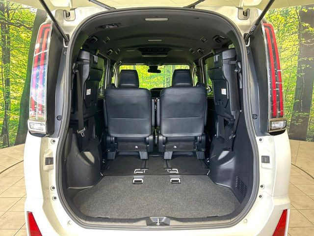 後席を格納すると、これだけの広さが!シーンに合わせたシートアレンジで、大きな荷物も積むことが出来ます♪