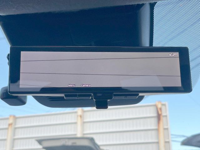 【インテリジェントルームミラー】後席の大きな荷物や同乗者で後方が確認しづらい時でも安心!カメラが撮影した車両後方の映像をルームミラー内に表示。クリアな視界で状況の確認が可能です!
