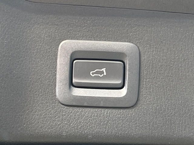【パワーバックドア】スマートキーや運転席のボタンを押すだけでリアゲートが自動で開閉します!荷物を持っている時や、高い位置にあるバックドアを閉める際に便利な機能です♪