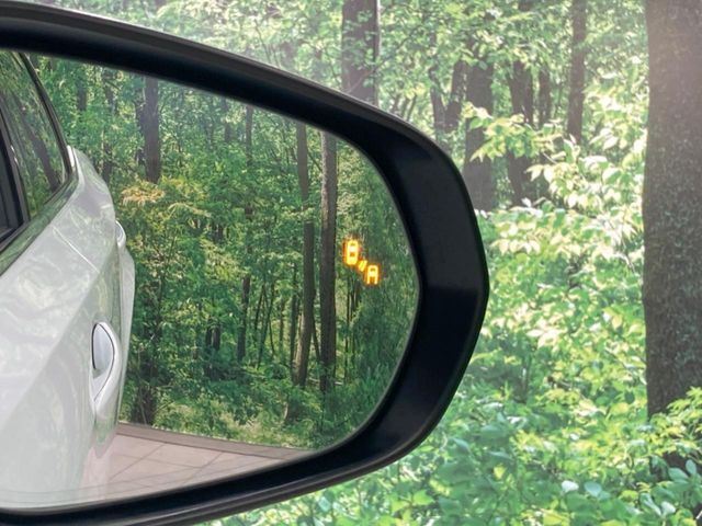【ブラインドスポットモニター】走行中、ドアミラーの死角になりやすい箇所に後続車が接近するとサイドミラーのレンズに警告を表示!ドライバーに注意喚起をしてくれます。