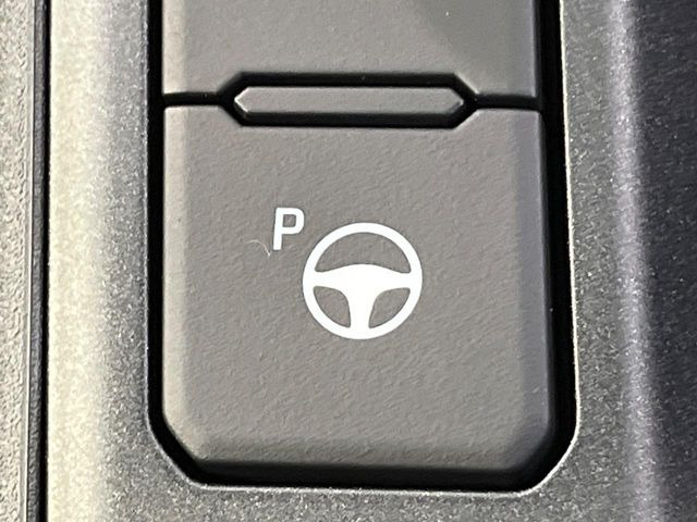 【駐車支援システム】駐車スペースを検知し、スムーズな駐車をアシスト。狭いスペースへの駐車など、駐車に自信の無い方におすすめの機能です♪