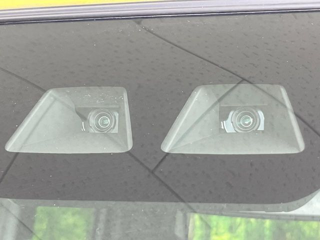 【スマートアシスト】走行中に前方の車両等を認識し、衝突しそうな時は警報とブレーキで衝突回避と被害軽減をアシスト。より安全にドライブをお楽しみいただけます。