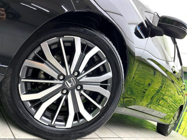 【純正16インチアルミホイール】外観にマッチした純正アルミホイールを装着しております。各種社外アルミホイールや、スタッドレスタイヤも取扱いしております。是非ご相談ください♪