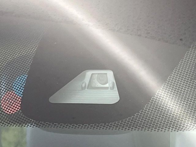 【ホンダセンシング】走行中に前方の車両等を認識し、衝突しそうな時は警報とブレーキで衝突回避と被害軽減をアシスト。より安全にドライブをお楽しみいただけます。