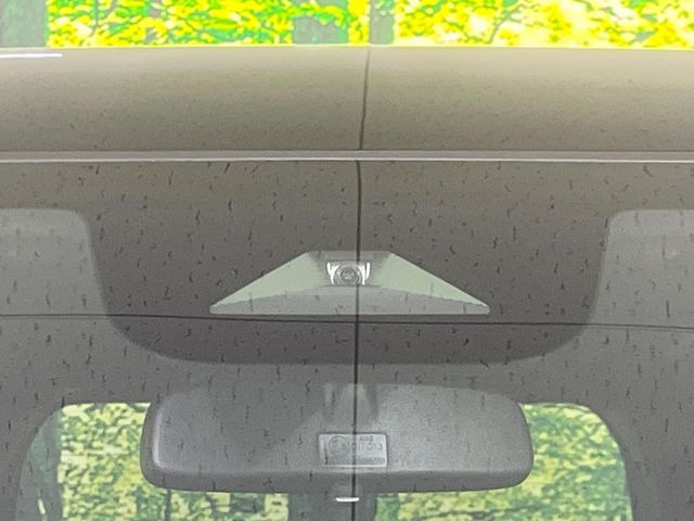 【ホンダセンシング】走行中に前方の車両等を認識し、衝突しそうな時は警報とブレーキで衝突回避と被害軽減をアシスト。より安全にドライブをお楽しみいただけます。