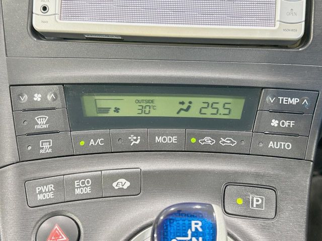 【オートエアコン】一度お好みの温度に設定すれば、車内の温度を検知し風量や温度を自動で調整。暑い&hellip;寒い&hellip;と何度もスイッチ操作をする必要はありません。快適な車内空間には必須の機能ですね♪