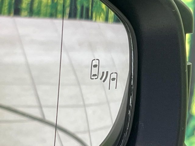 【ブラインドスポットモニター】走行中、ドアミラーの死角になりやすい箇所に後続車が接近するとサイドミラーのレンズに警告を表示!ドライバーに注意喚起をしてくれます。