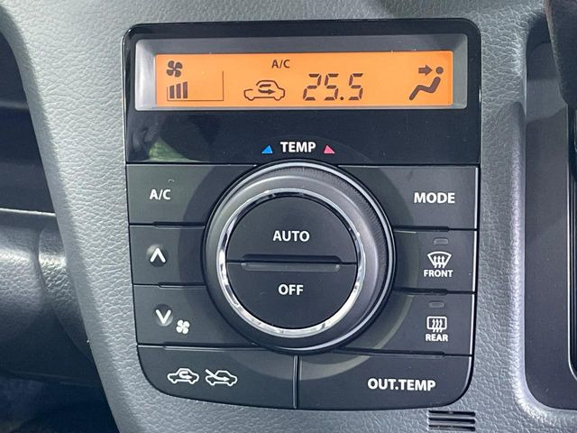 【オートエアコン】一度お好みの温度に設定すれば、車内の温度を検知し風量や温度を自動で調整。暑い&hellip;寒い&hellip;と何度もスイッチ操作をする必要はありません。快適な車内空間には必須の機能ですね♪